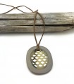 Collier corne naturelle sur lien simili cuir - Laqué taupe